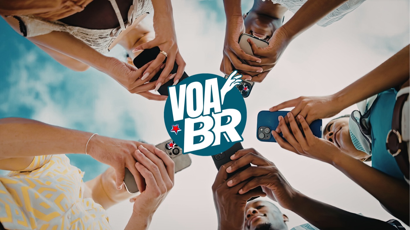 Mãos em círculo segurando celulares, com o logo do VoaBR ao centro